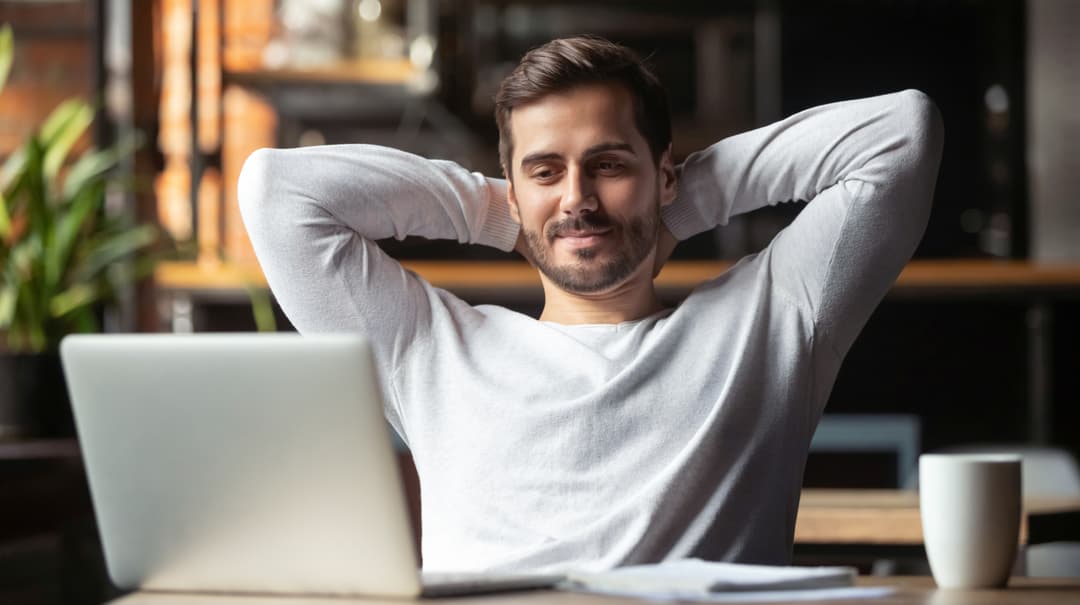 Zufriedener Mann am Laptop – Fall erledigt, alles geklärt