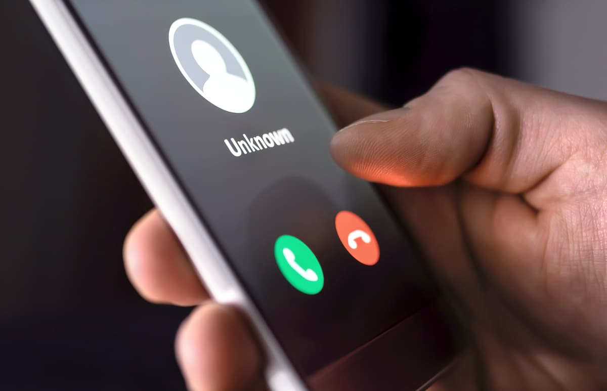 Smartphone zeigt unbekannten Anruf – Hinweis auf Abo-Falle