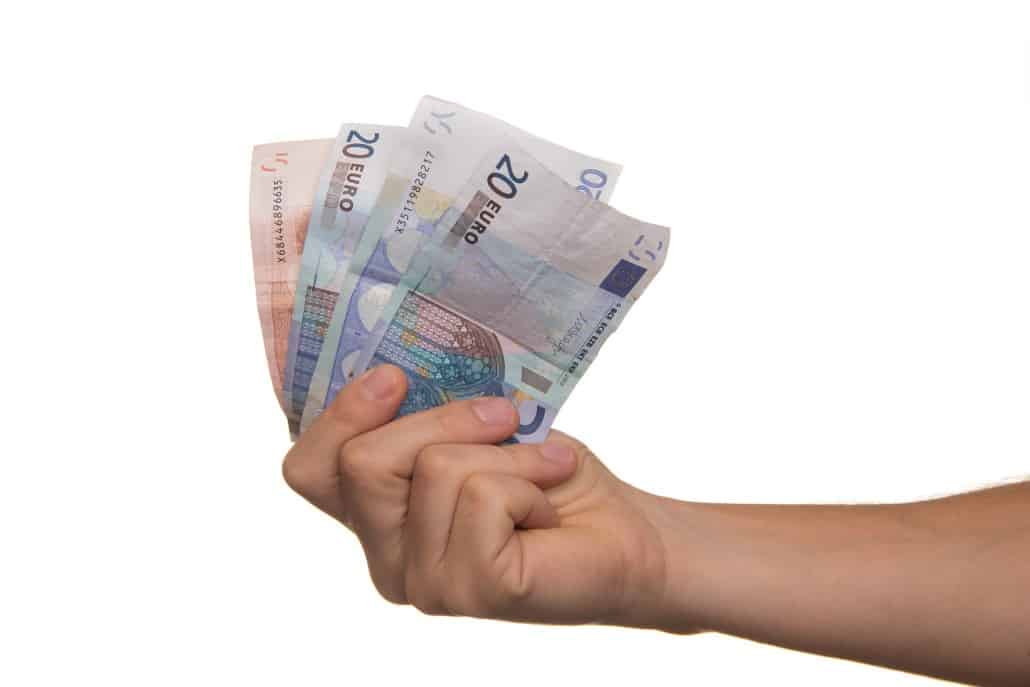 Hand mit Geldscheinen